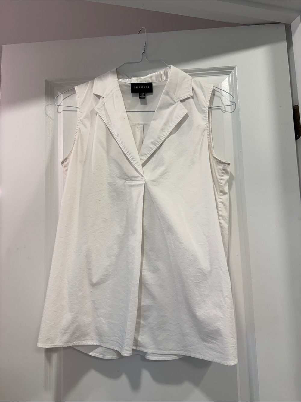 Premise White Sleeveless Notch-Collar V-Neck Blouse